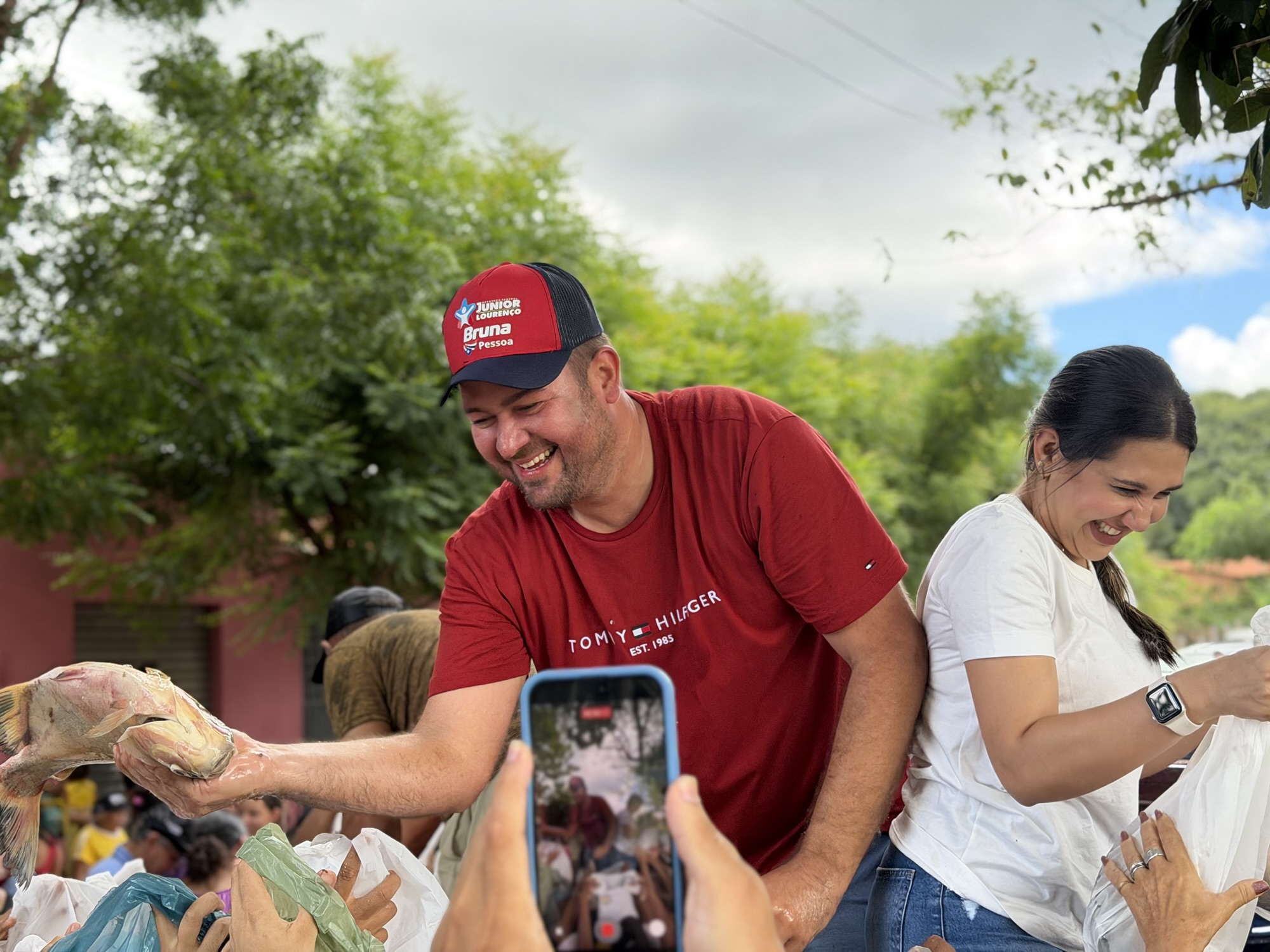 Bruna Pessoa participa de entrega de peixes em Ribeiraozinho neste sábado de Aleluia